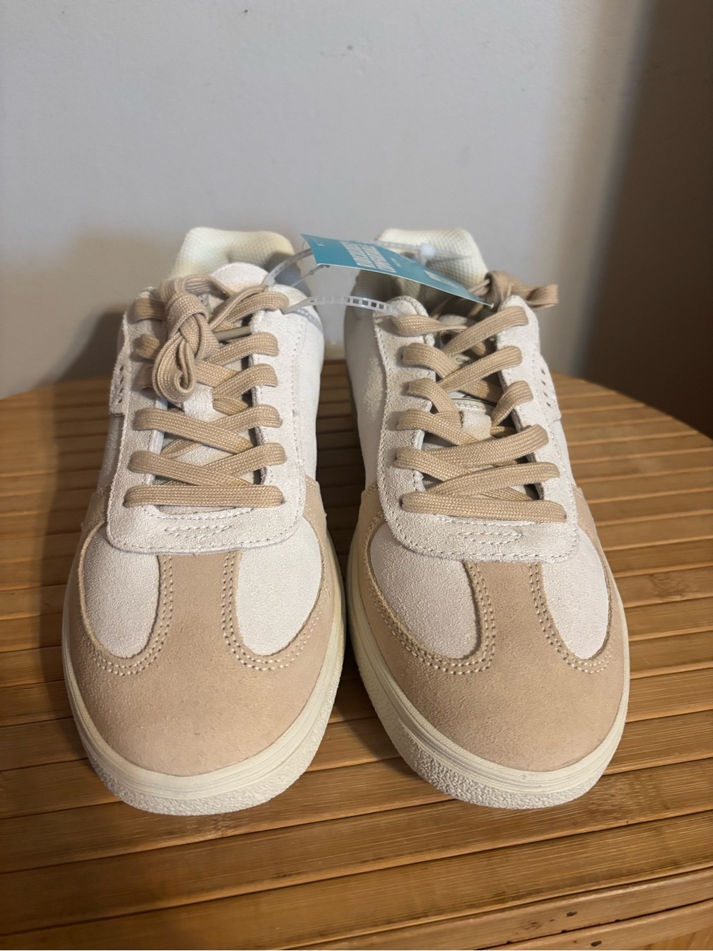 *NWT* Reef Boardwalk Callie Suede Sneakers. Size: 9.5 - Picture 2 of 8